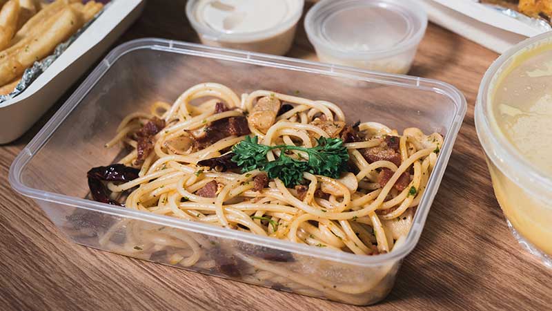 Caixa de plástico com esparguete